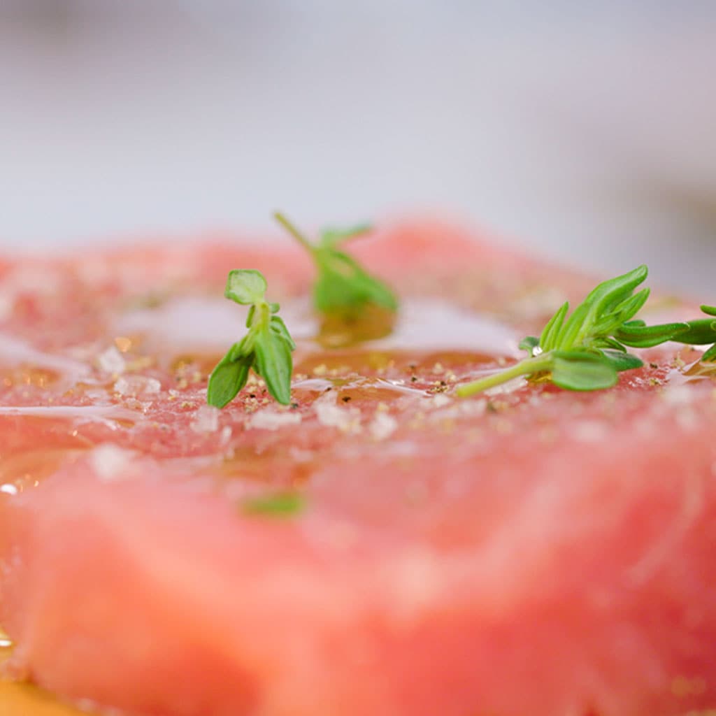 Tonijn gerookt op cederhout van de Big Green egg - Martin Rotteveel